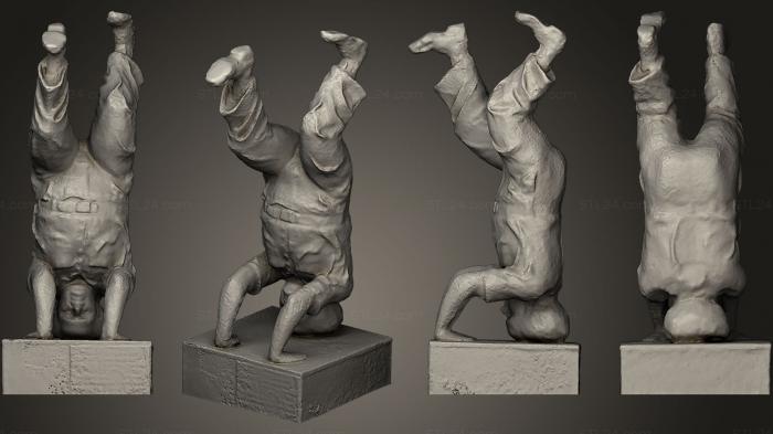 Скульптура Давида Бен Гуриона со стойкой на голове