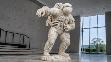 Statues of men Cosmonaut in a spacesuit with equipment 3d model